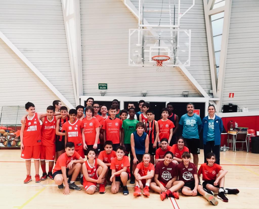 Éxito en la primera jornada de perfeccionamiento de la escuela de baloncesto