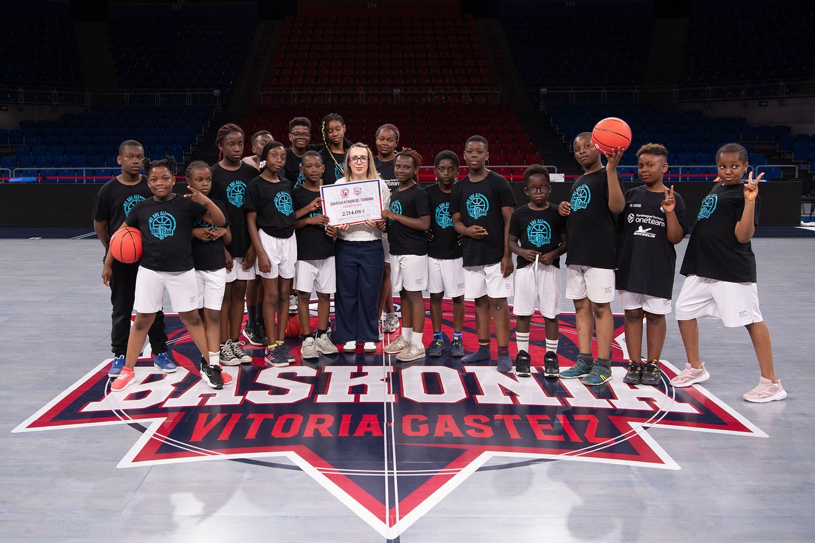 Gizarterako recibe el cheque con los fondos recaudados en la subasta solidaria One Team
