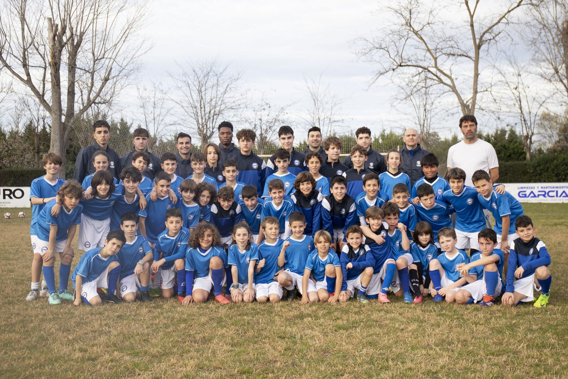 Deportivo Alavés y Peña Balsamaiso colaboran en la creación de una escuela de fútbol en Logroño