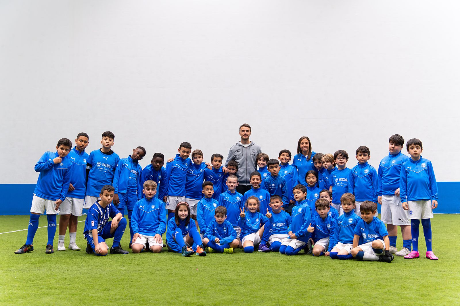 Ander Guevara y Alba Aznar visitaron a los niños y niñas de la escuela de fútbol
