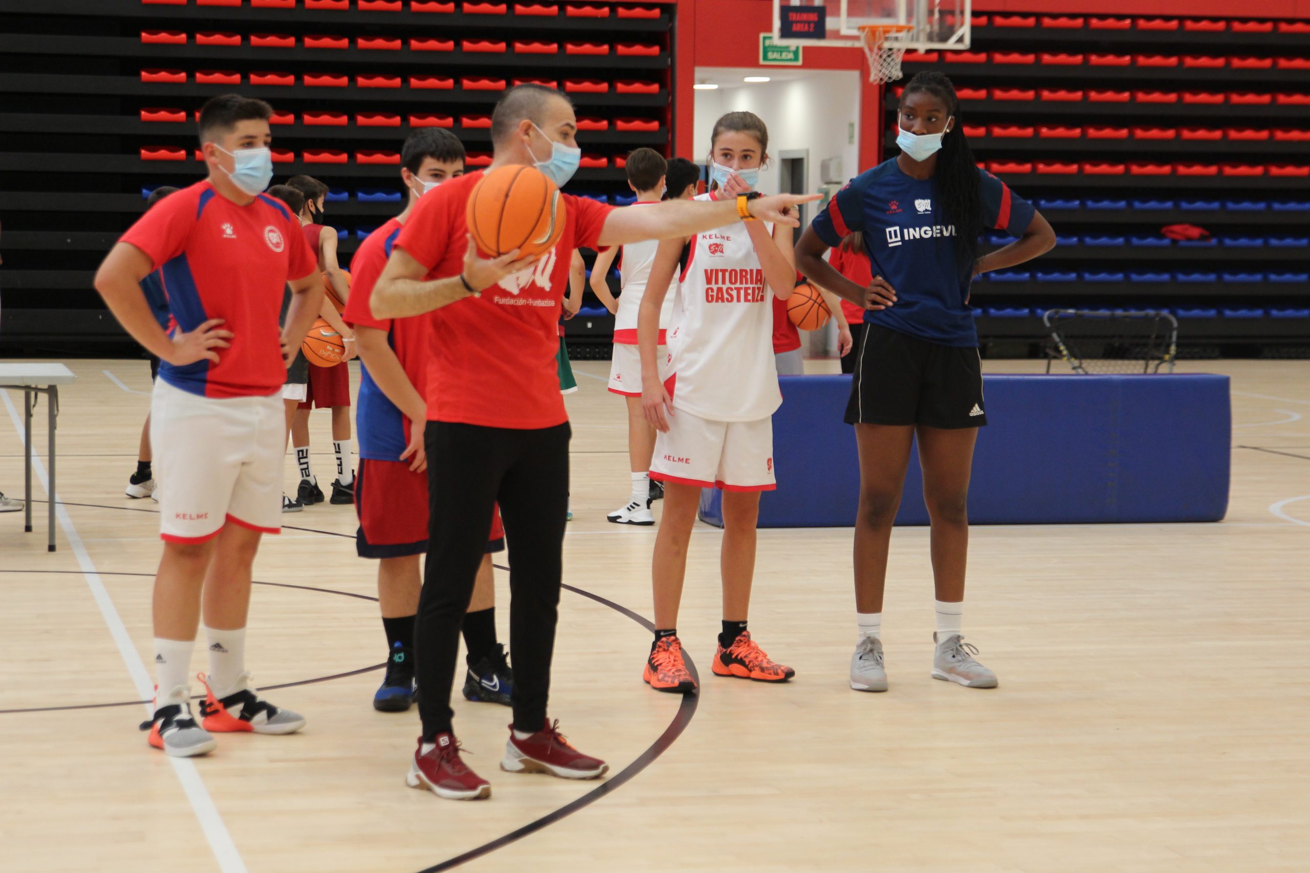 Marchando la segunda jornada de perfeccionamiento de la Escuela de Baloncesto