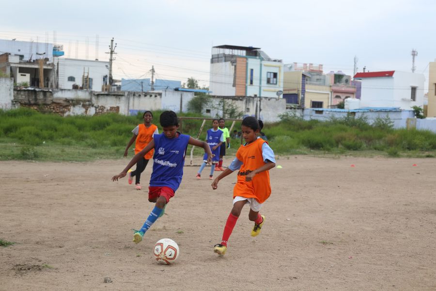 Más de 400 niños y niñas juegan al fútbol por la igualdad y la diversidad en India durante la #FootbalPeople Week