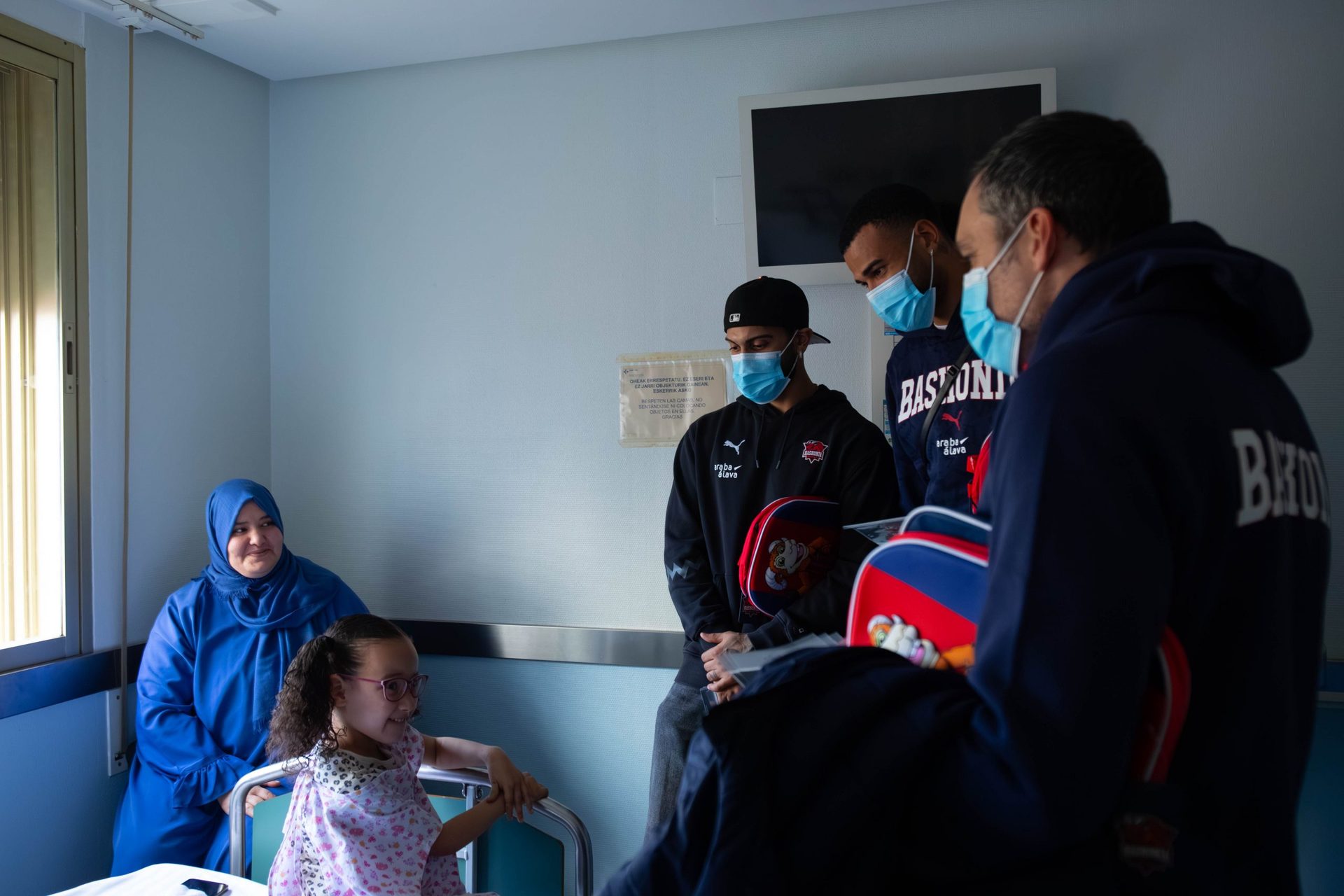 Miembros de Kosner Baskonia y Deportivo Alavés Gloriosas visitan Txagorritxu