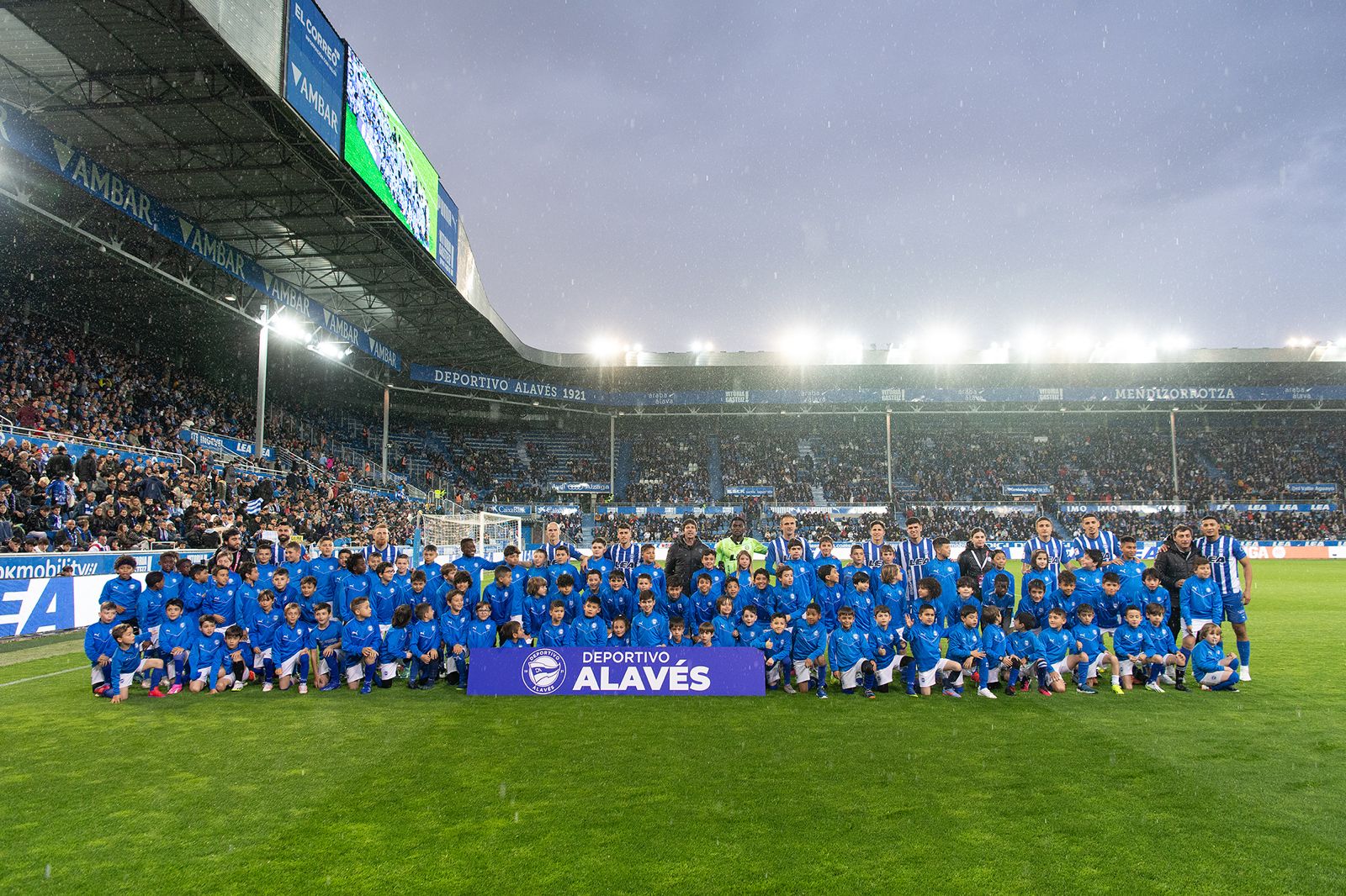 Los miembros de la Escuela de Fútbol se han fotografiado con el once titular del Deportivo Alavés