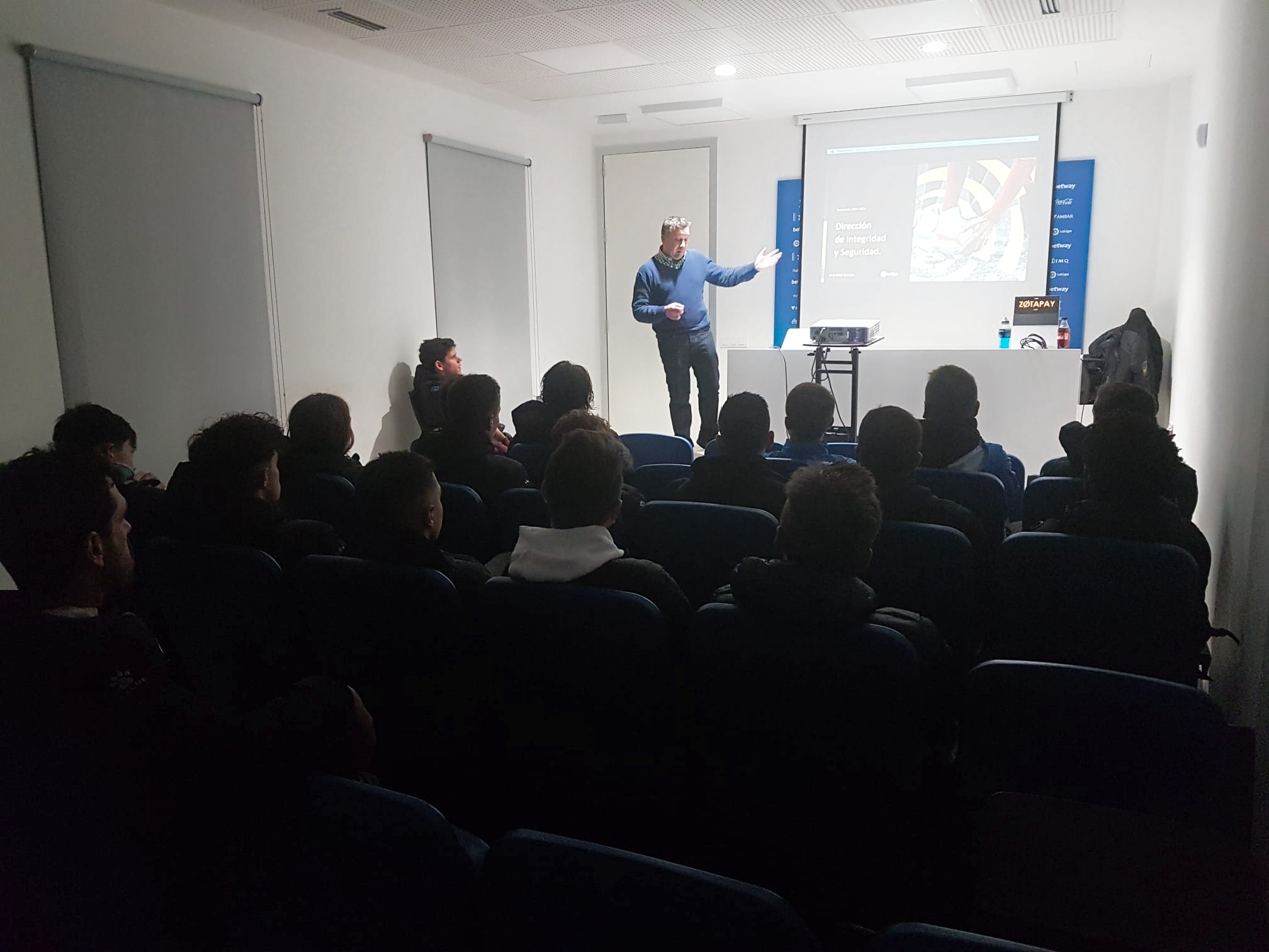 La Liga imparte una charla sobre integridad a la cantera albiazul