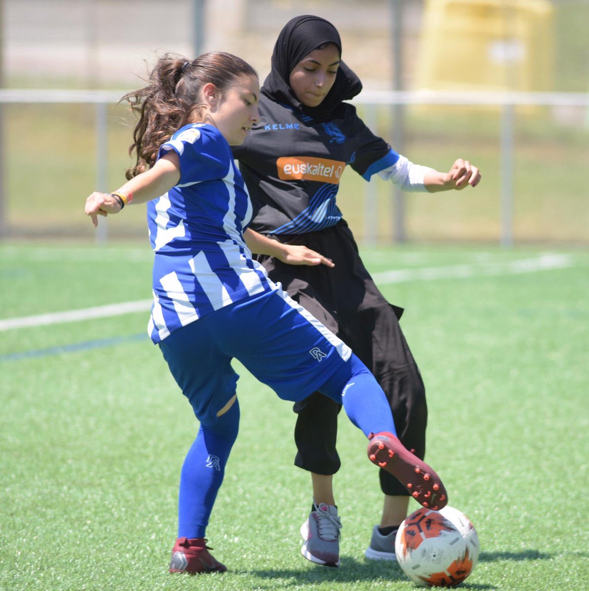 Las chicas de "NOT TO FORGET JENIN" competirán en la Donosti Cup con la equipación del Deportivo Alavés