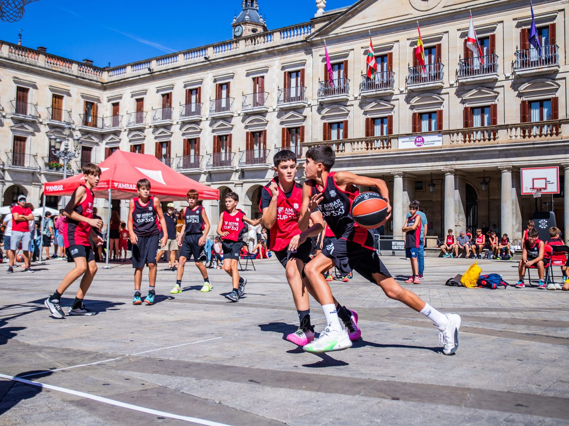La Ambar Cup 3x3 llena de baloncesto Plaza Nueva