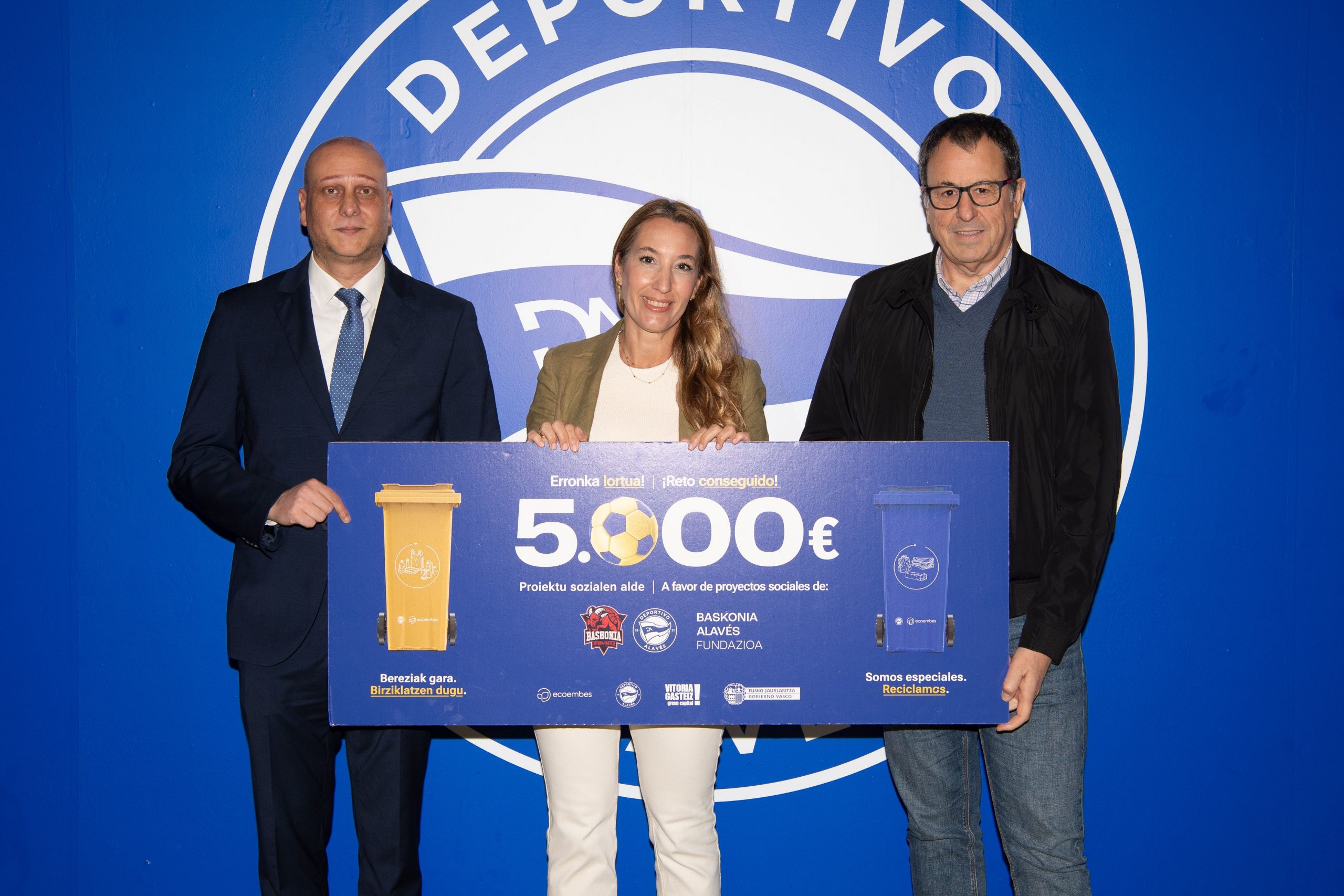 La Fundación Baskonia Alavés recibe 5.000 € de Ecoembes por lograr el reto de la recogida de envases