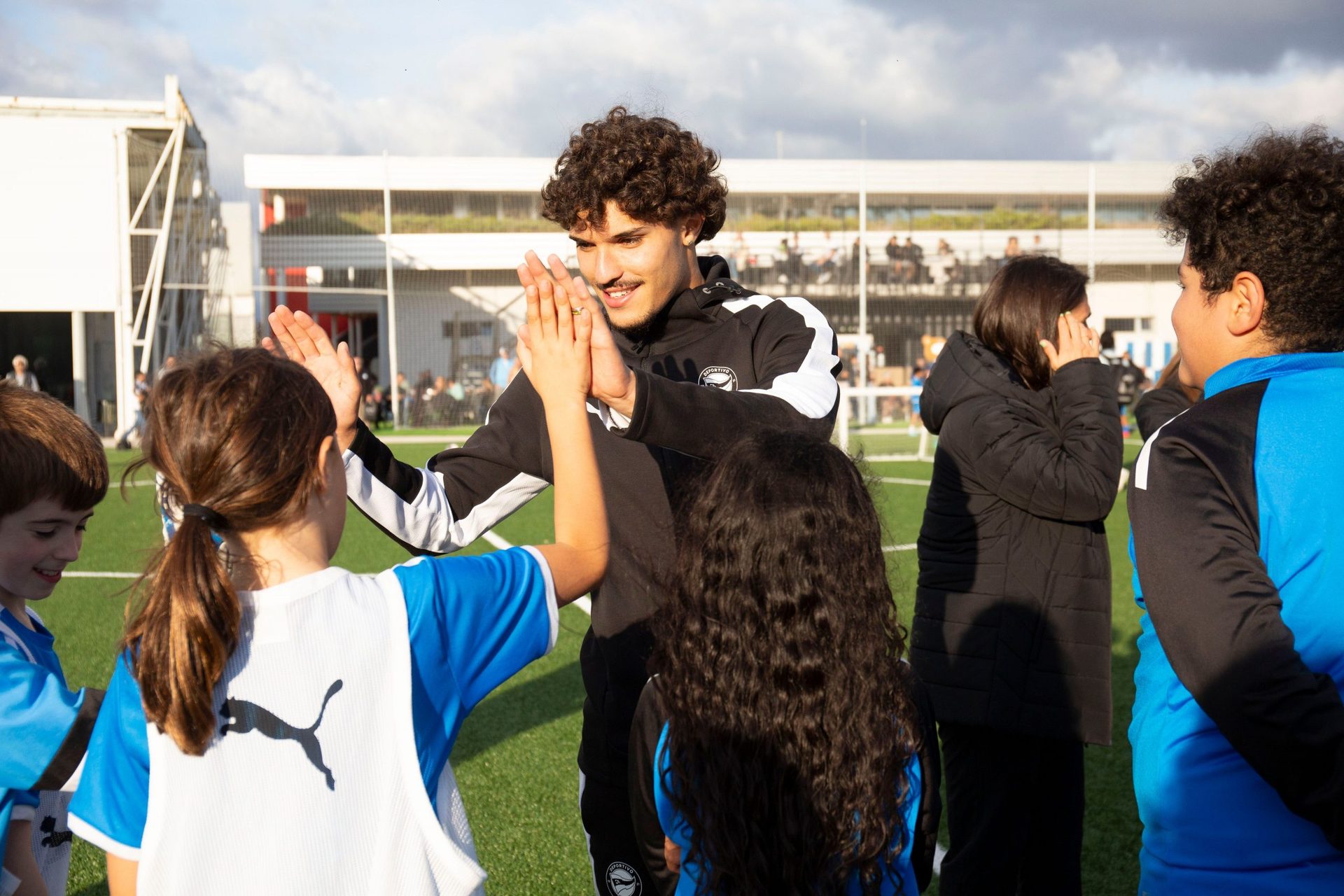 El Día de la Escuela reunió a los 300 niños y niñas del Deportivo Alavés en una jornada muy especial en BAKH