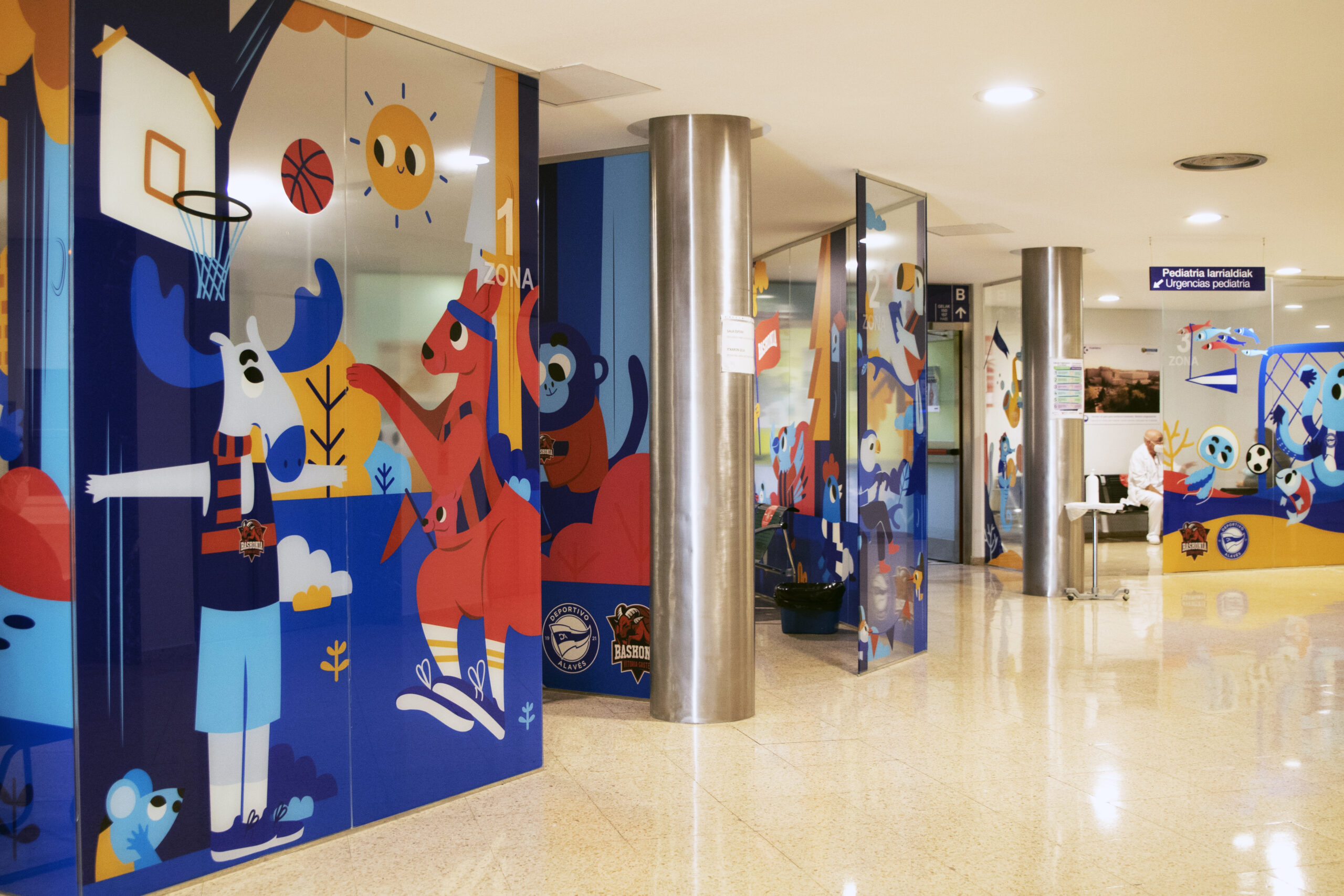 Baskonia y Alavés colorean el área de pediatría del HUA Txagorritxu