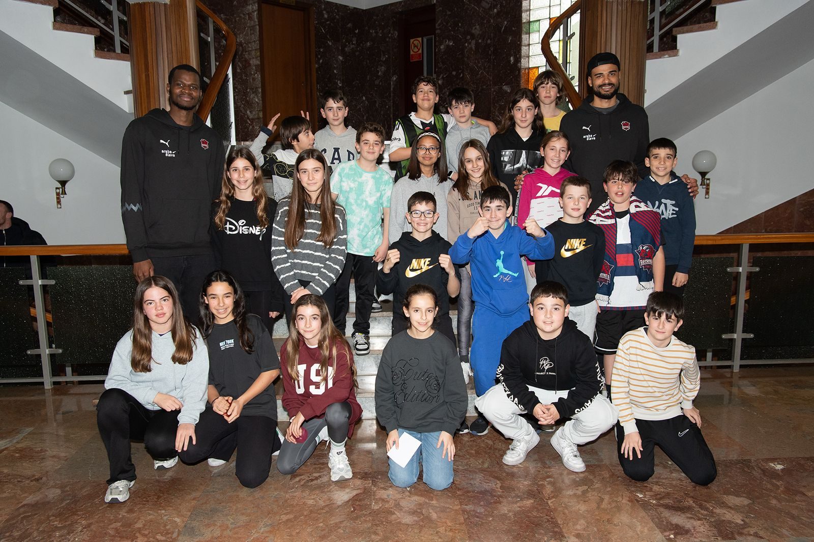Tim Luwawu-Cabarrot y Ousmane N'diaye visitan a los alumnos del Colegio San Viator