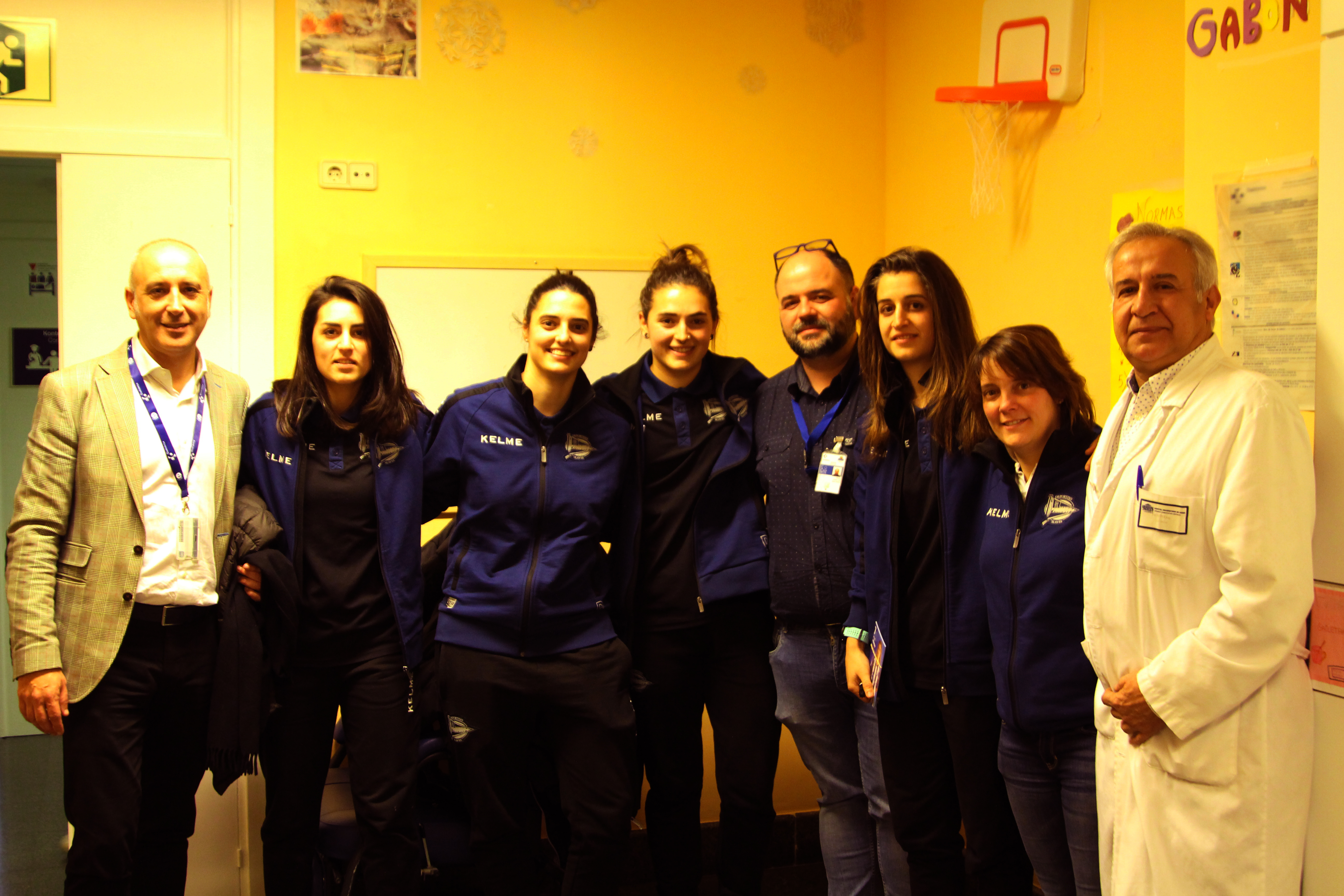 Cuatro jugadoras del Deportivo Alavés visitan el Hospital Santiago