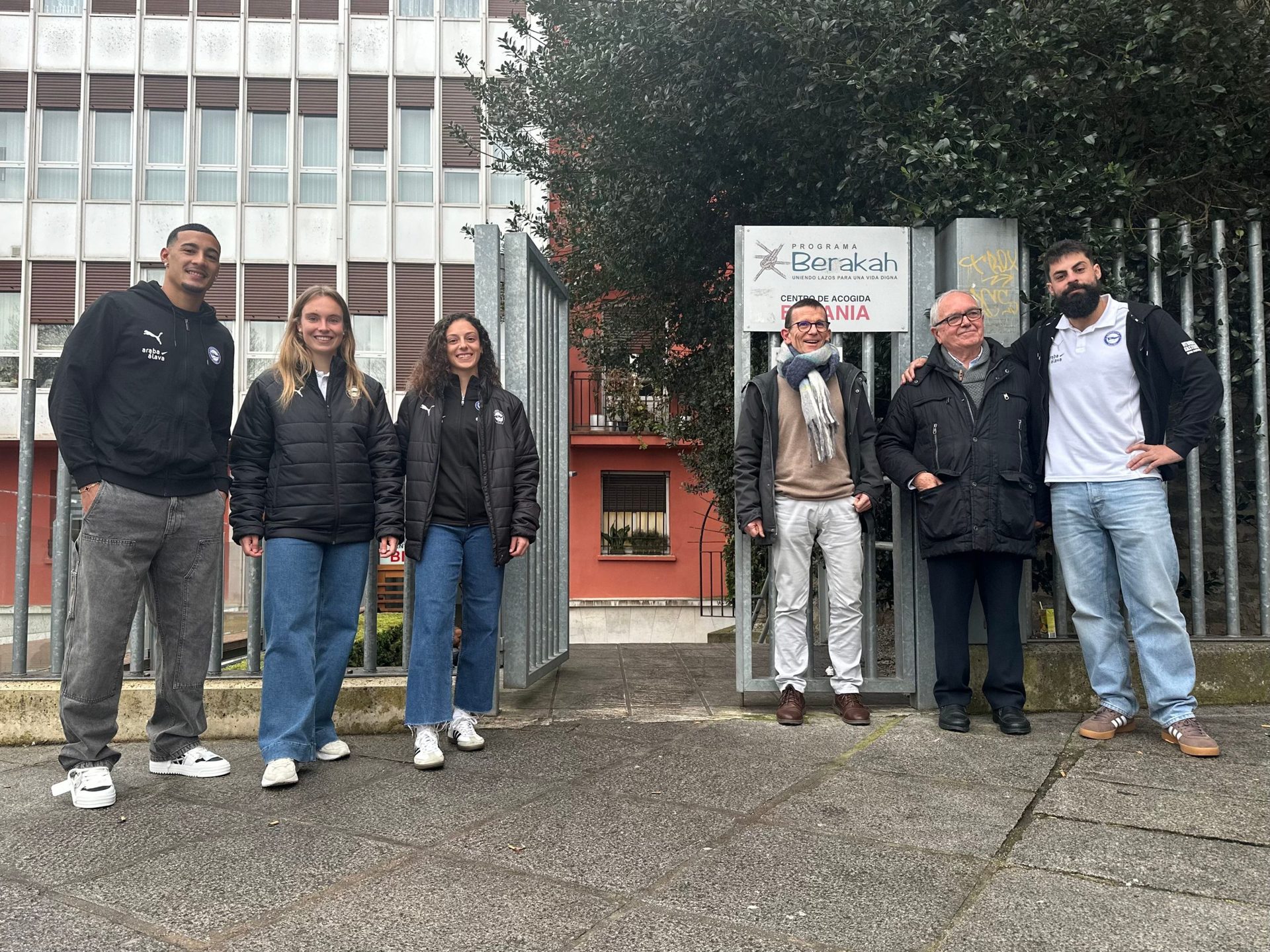 El Deportivo Alavés, junto a LALIGA, en los comedores sociales de Vitoria-Gasteiz