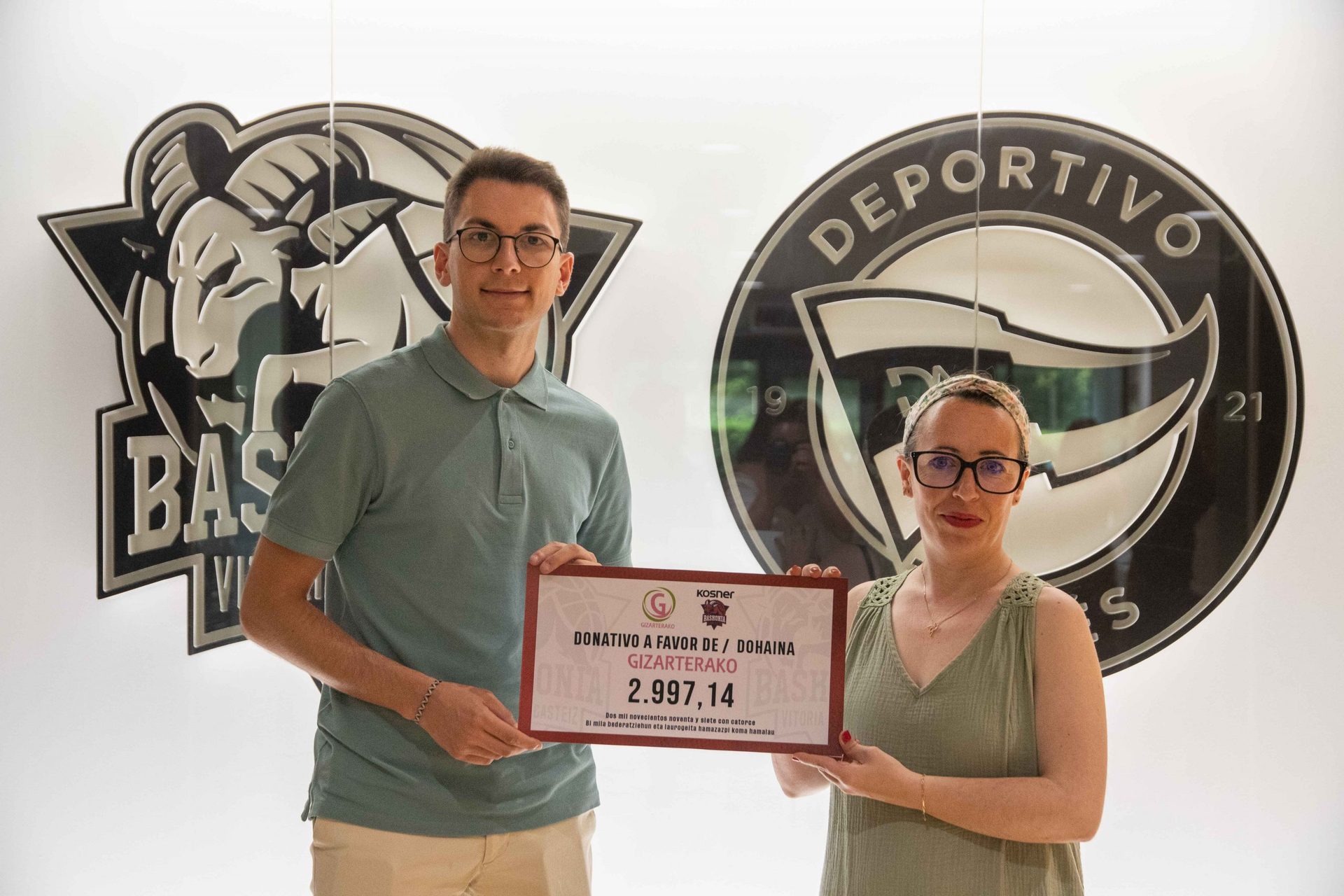 Gizarterako recibe el cheque con los fondos recaudados en la subasta One Team