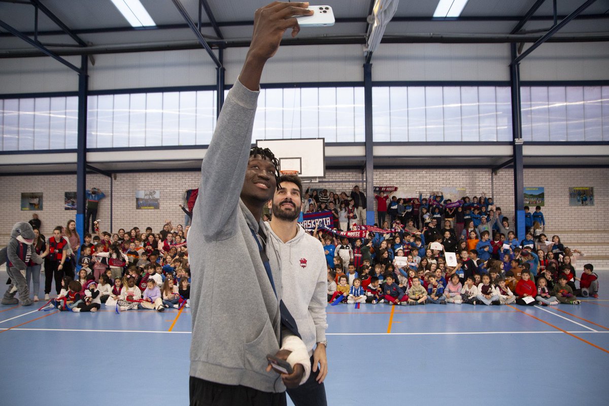 Los jugadores baskonistas Dani Díez y Khalifa Diop han visitado el Colegio Presentación de María