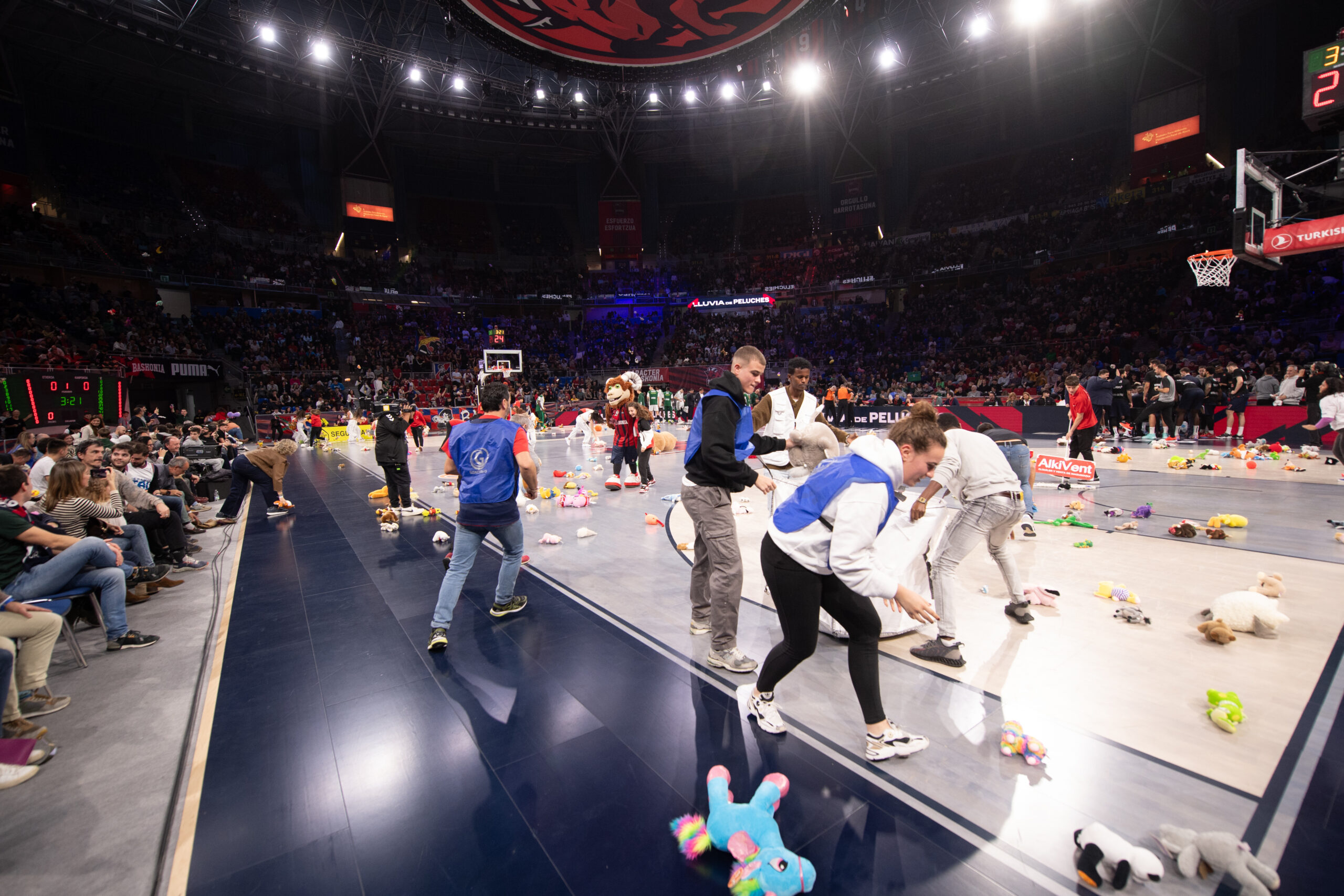 Vuelve la “Lluvia de peluches solidaria” al Buesa Arena