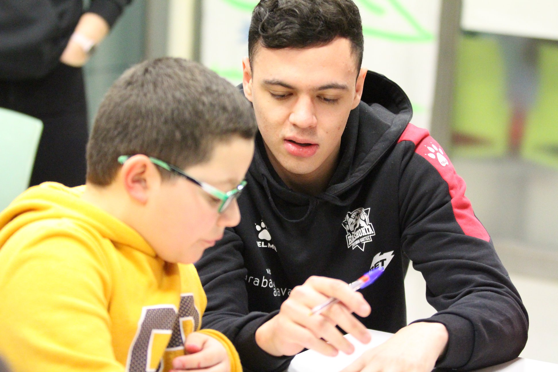 Luka Vildoza y Lautaro visitan a los txikis en Aldave